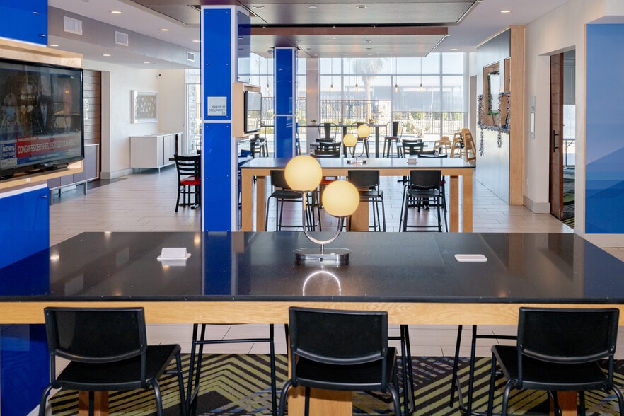 More Photos Of 650 W Wells St, Blythe Hotel For Sale