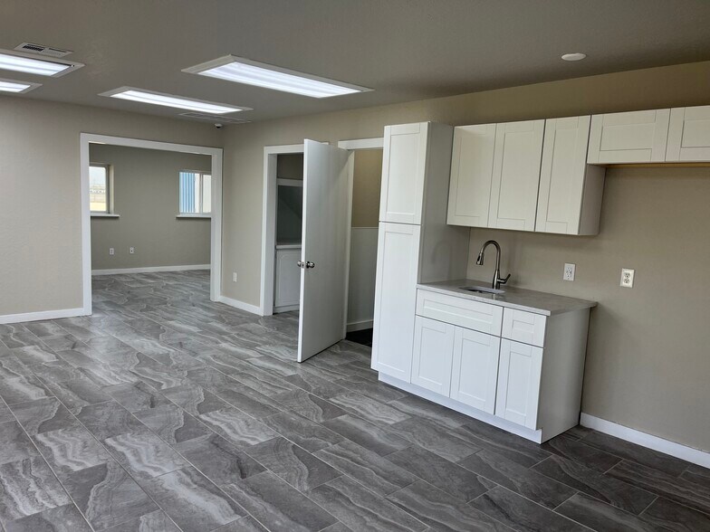 More Photos Of 5616 S Rockwell Ave, Oklahoma City Manufacturing For Lease