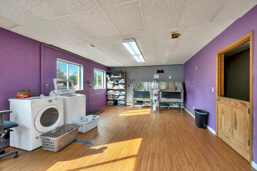 More Photos Of 1279 E Mason St, Green Bay Storefront For Sale