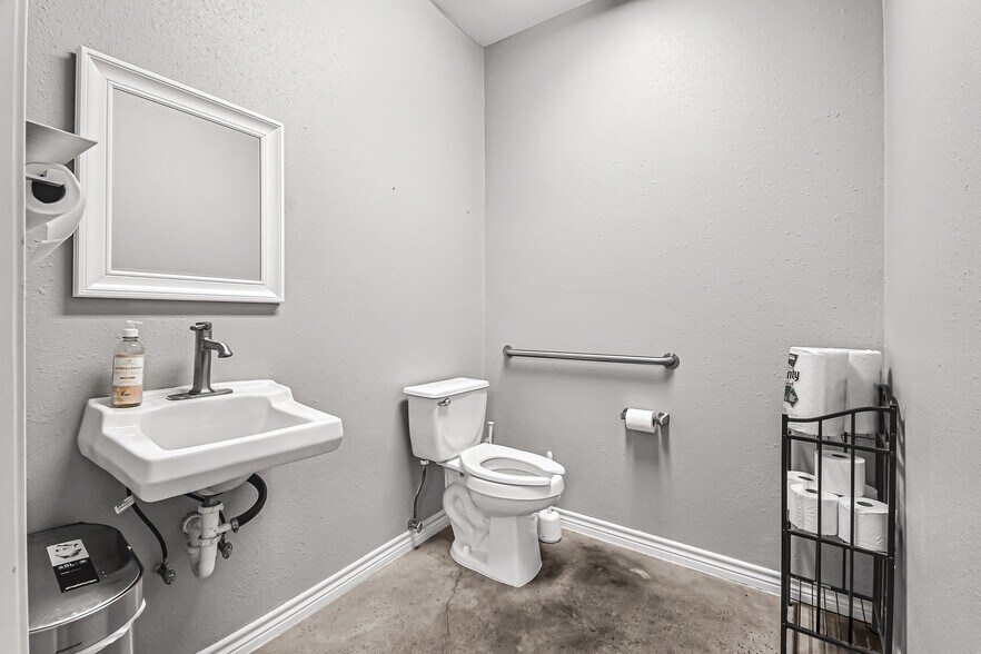 More Photos Of 122 Heatherwood Dr, Spring Loft Creative Space For Lease