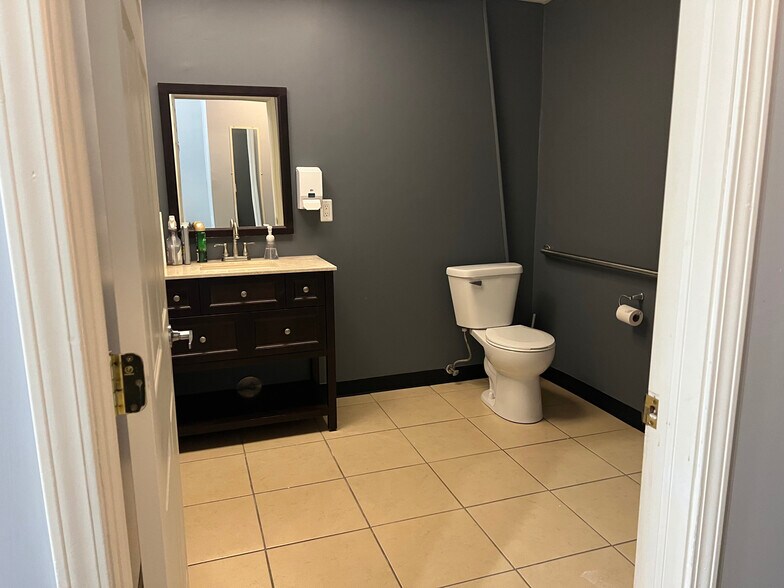 More Photos Of 250 S Main St, Brooklyn Freestanding For Lease