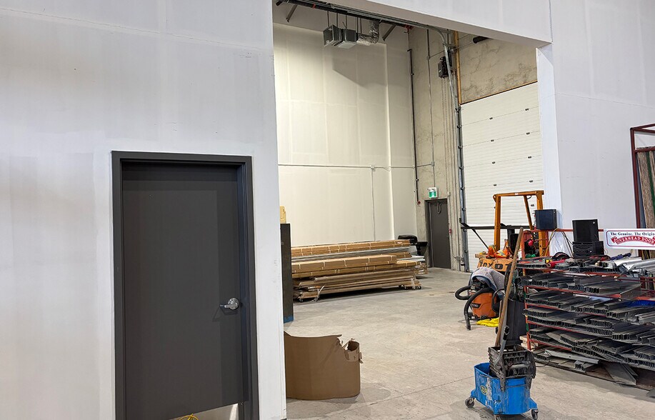 More Photos Of 223 Elan Blvd, Winnipeg Warehouse For Lease