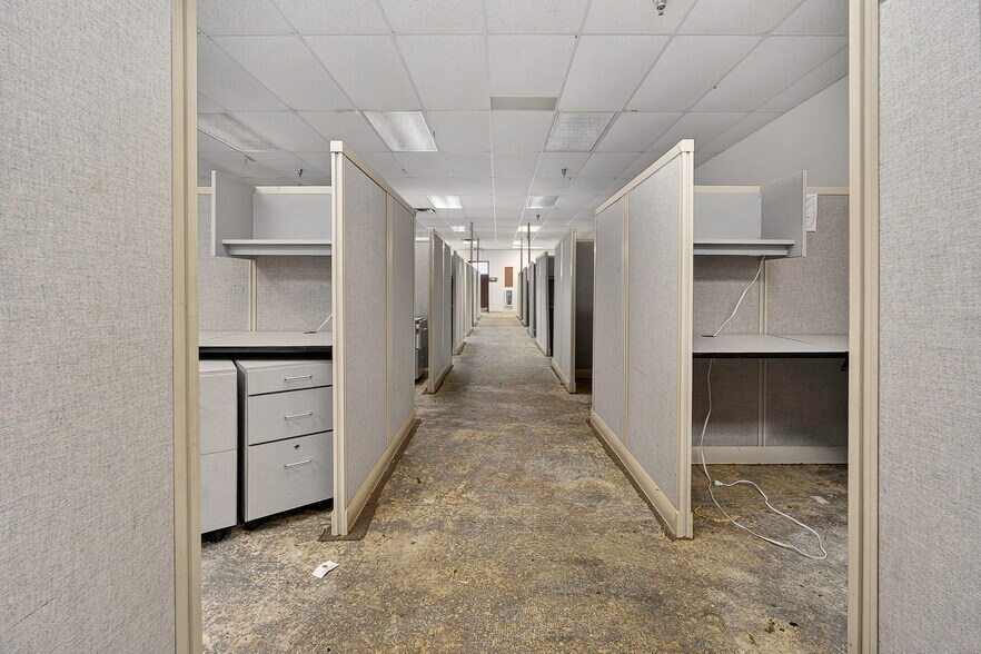 More Photos Of 1400 N Kennedy Ave, Shawnee Office For Sale