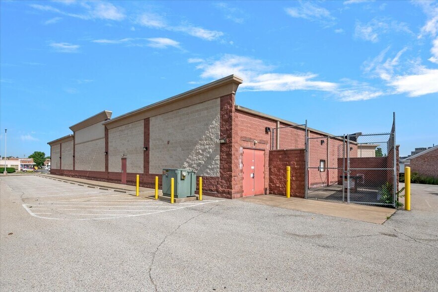 More Photos Of 601-621 S Grand Ave E, Springfield Drugstore For Lease