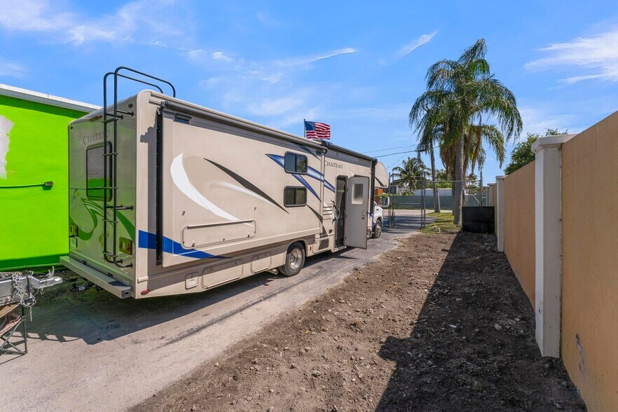 More Photos Of 4611 SW 44th Ave, Dania Warehouse For Lease