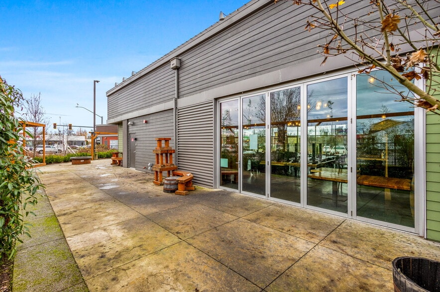 More Photos Of 555 9th St NW, Salem Bar For Lease