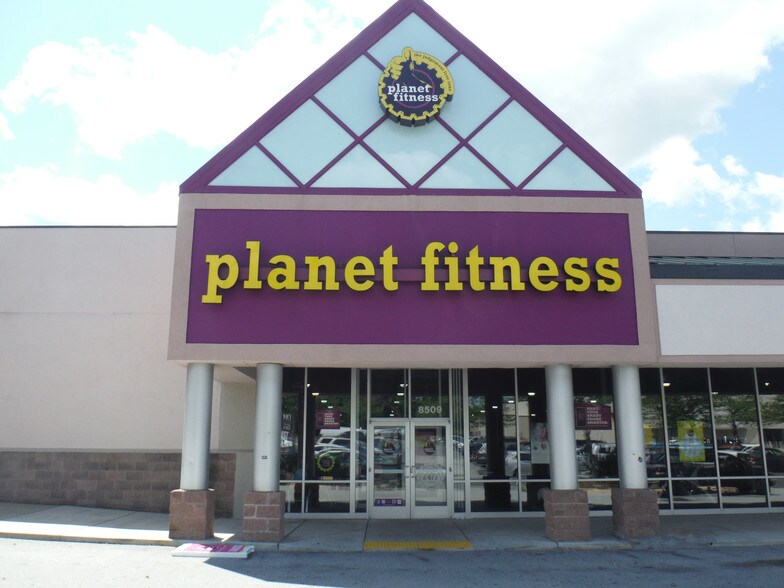More Photos Of 8511-8585 Landover Rd, Landover Storefront For Sale