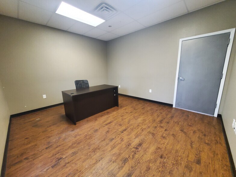 More Photos Of 2418 N Frazier St, Conroe Light Manufacturing For Lease