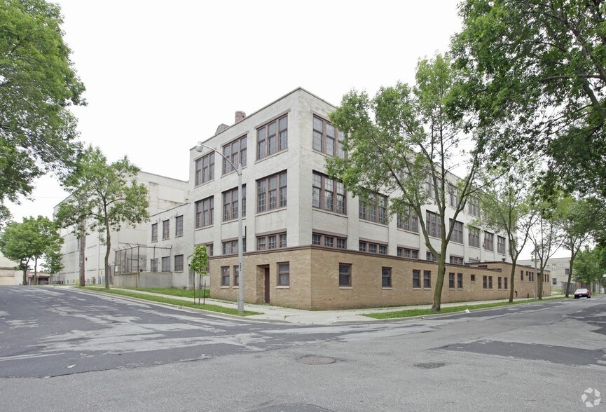 Primary Photo Of 2748 N 32nd St, Milwaukee Warehouse For Sale