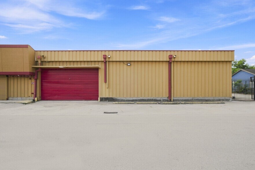 More Photos Of 5811 Lyons Ave, Houston Freestanding For Lease