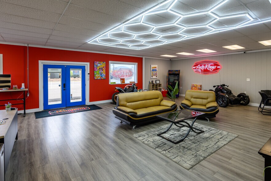 More Photos Of 40 Nw 4th St, Madras Auto Dealership For Lease