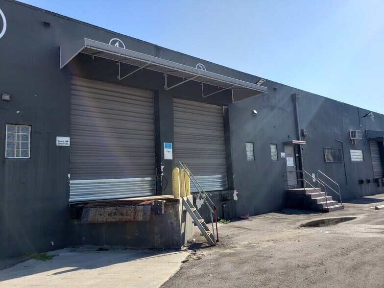 More Photos Of 2901-2915 NW 34th St, Miami Showroom For Lease