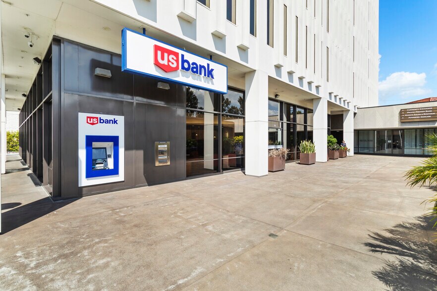 More Photos Of 11661 W San Vicente Blvd, Los Angeles Office For Lease