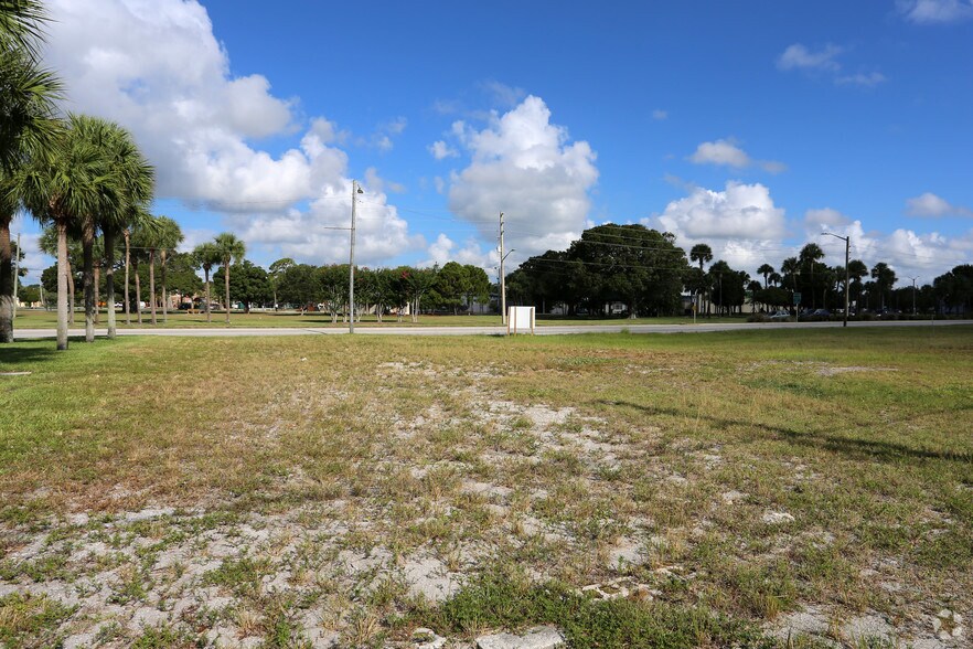 More Photos Of 900 S US HWY 1, Fort Pierce Land For Lease