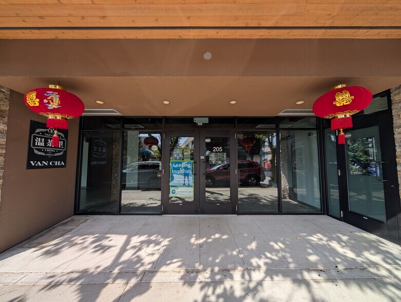 Primary Photo Of 205 16th St, West Vancouver General Retail For Lease