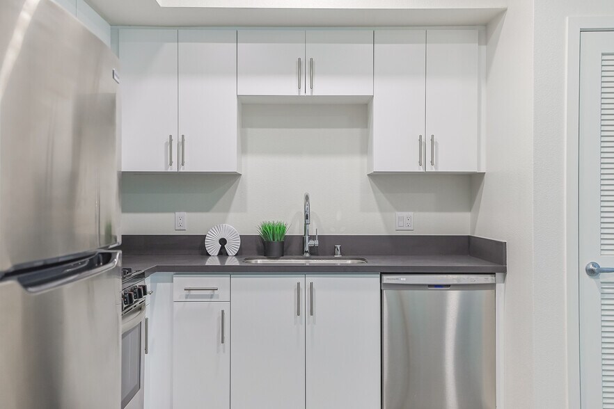 More Photos Of 10555 Bloomfield St, Toluca Lake Apartments For Sale