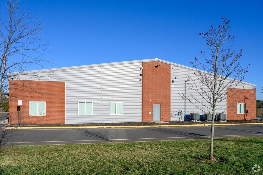 More Photos Of 25 Centreport Pky, Stafford Light Distribution For Lease