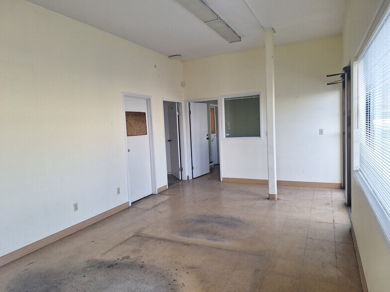 Primary Photo Of 690 Comox Rd, Nanaimo Warehouse For Lease