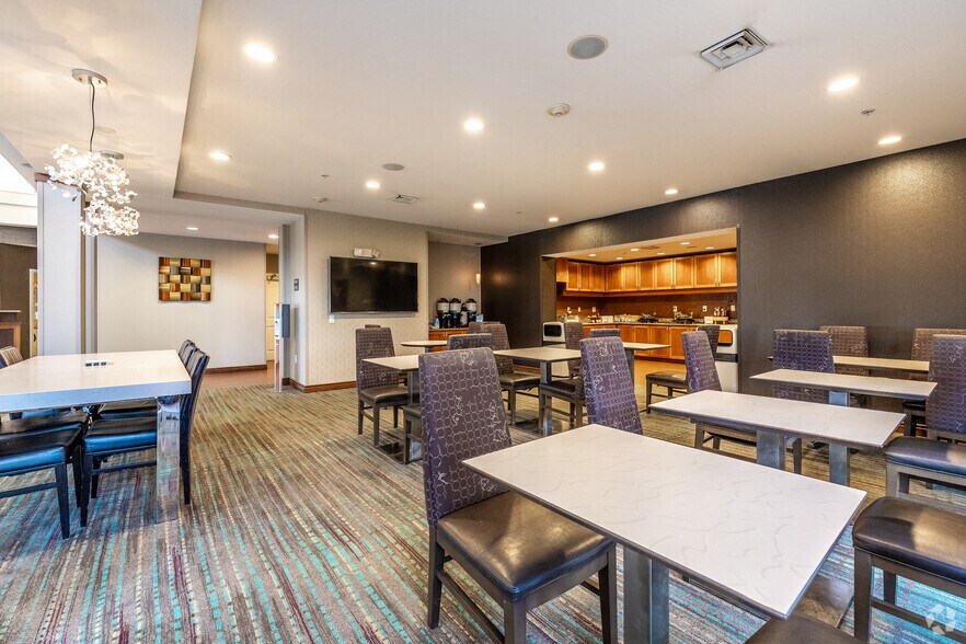 More Photos Of 4600 53rd St, Moline Hotel For Sale