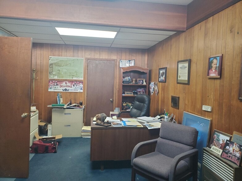 More Photos Of 124 E Jackson St, Hugo Office For Sale