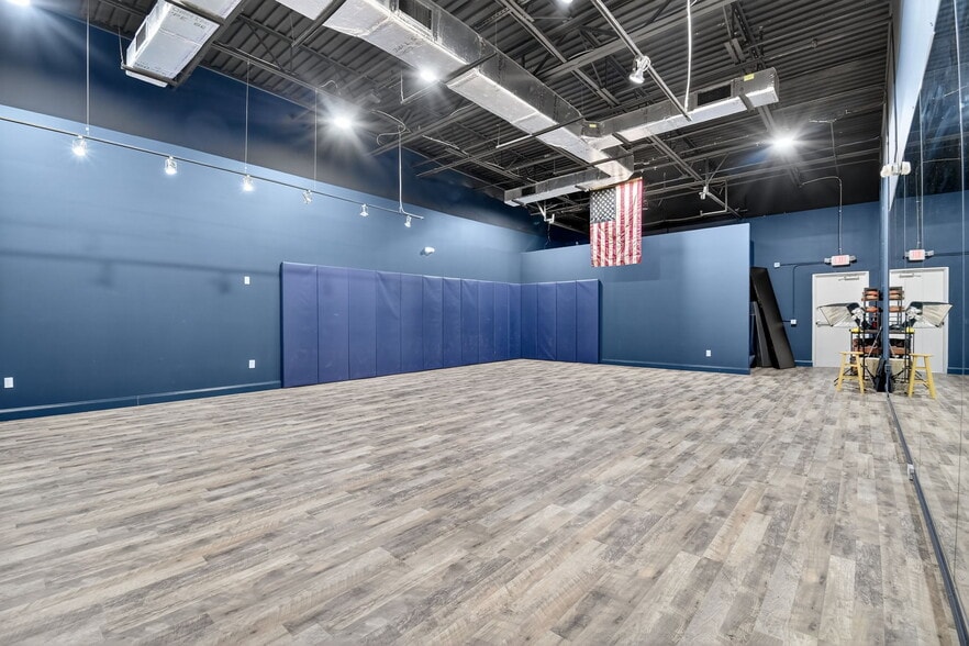 More Photos Of 2800-2890 W State Road 84, Fort Lauderdale Showroom For Sale