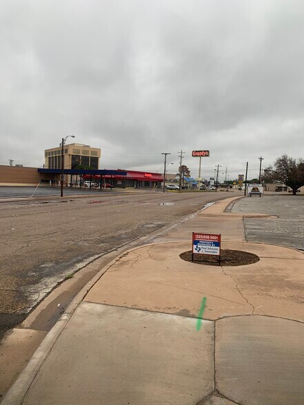 More Photos Of 598 Westwood Dr, Abilene Office For Lease