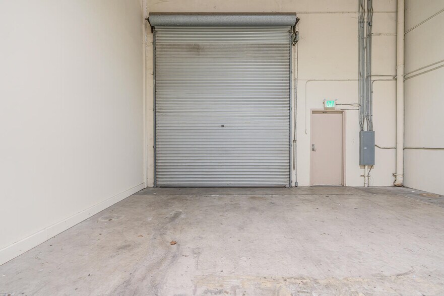 More Photos Of 4572 Telephone Rd, Ventura Warehouse For Lease