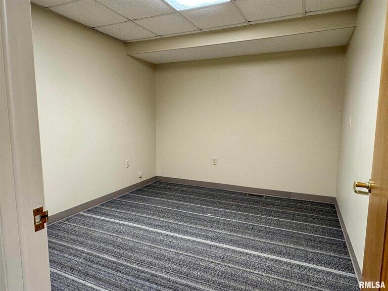 More Photos Of 130 N Broadway St, Table Grove Flex For Sale