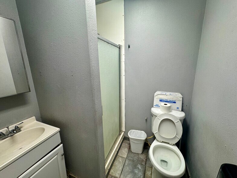 More Photos Of 1211 E Yosemite Ave, Madera Auto Repair For Sale
