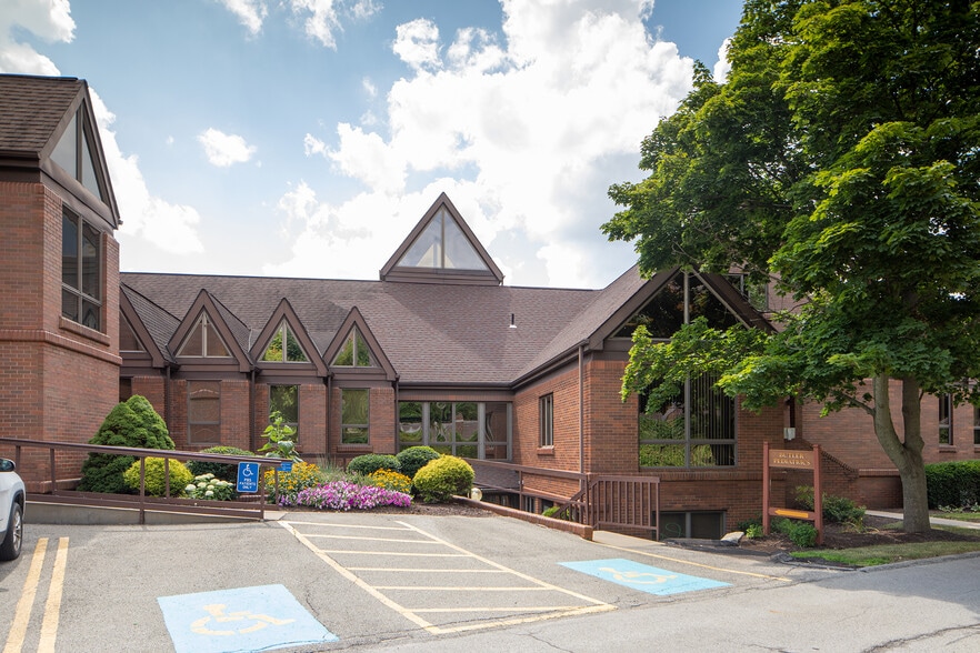 More Photos Of 901 E Brady St, Butler Medical For Lease