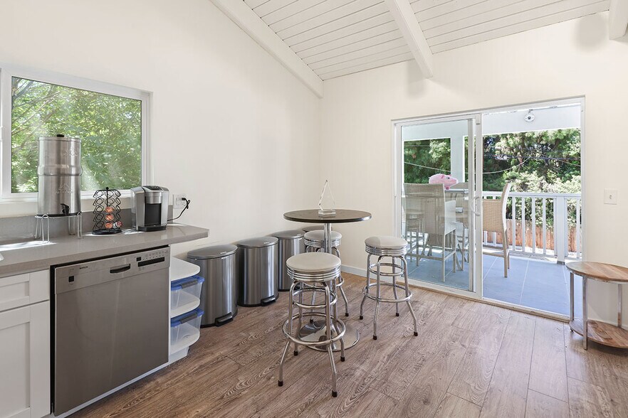 More Photos Of 23271 Ventura Blvd, Woodland Hills Office For Sale