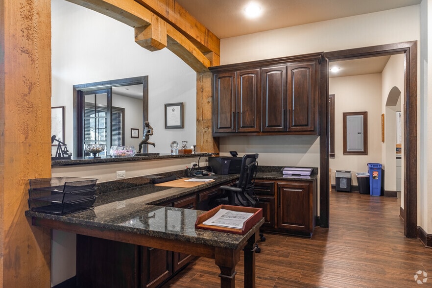 More Photos Of 1518 Colony Cir, Longview Office For Sale