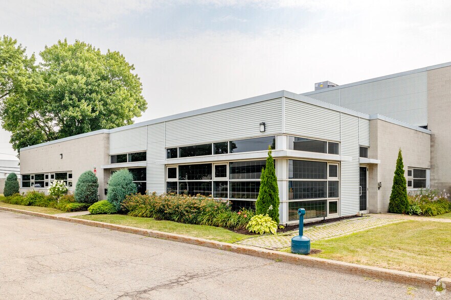 Primary Photo Of 4500 Ch Bois-Franc, Montréal Warehouse For Sale