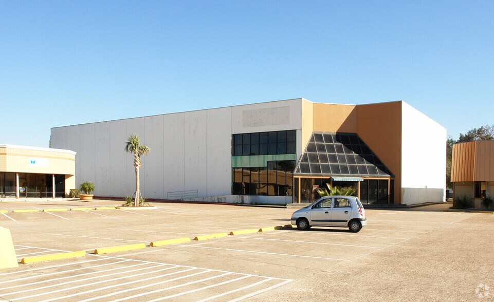 More Photos Of 921 W FM-1960, Houston Unknown For Sale