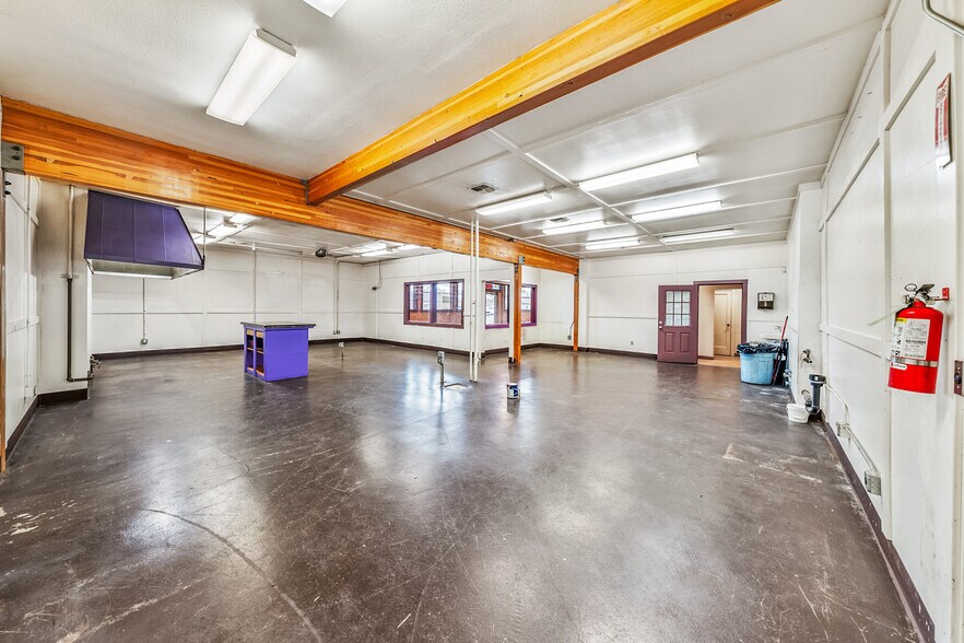 More Photos Of 211 Front St, Central Point General Retail For Sale