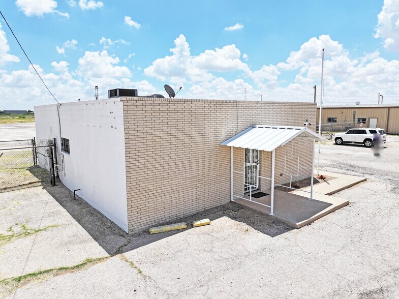 More Photos Of 1003 S County Rd W, Odessa Office For Lease
