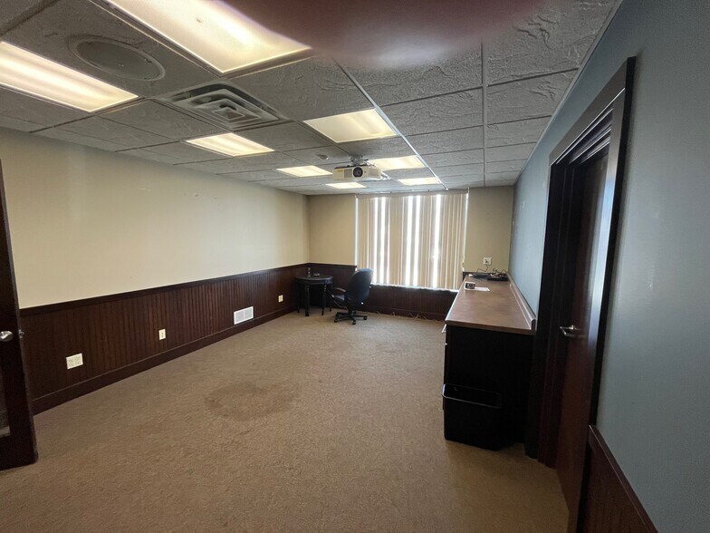 More Photos Of 1608 Firestone Ln, Valparaiso Office For Lease