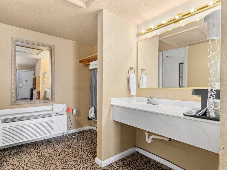 More Photos Of 1208 N Colorado Ave, Brush Hotel For Sale