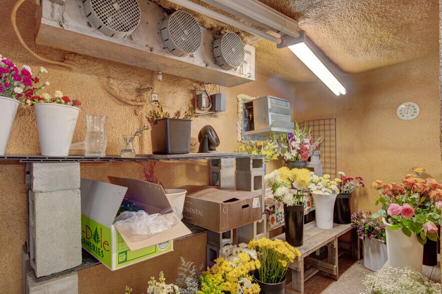 More Photos Of 617 W Main St, Whitesboro Garden Center For Sale