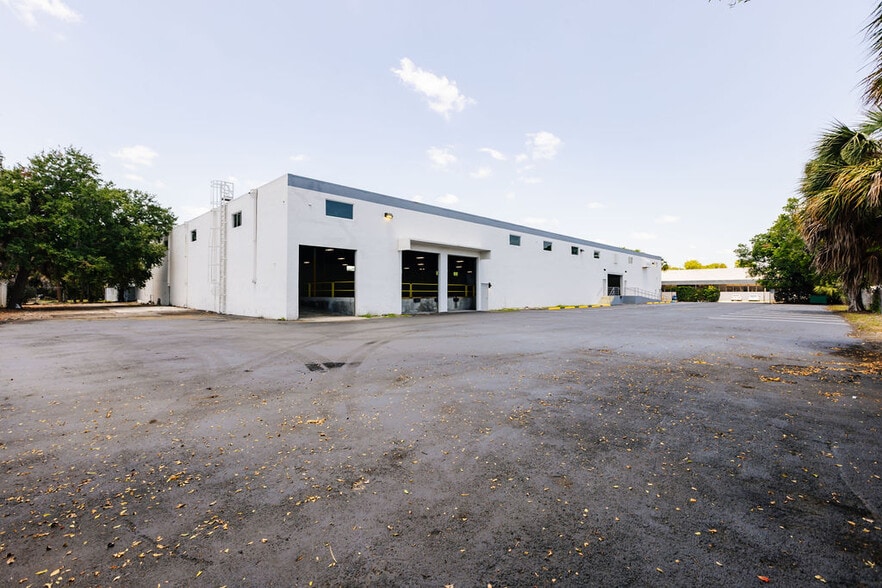 More Photos Of 5280 NW 165th St, Hialeah Warehouse For Lease