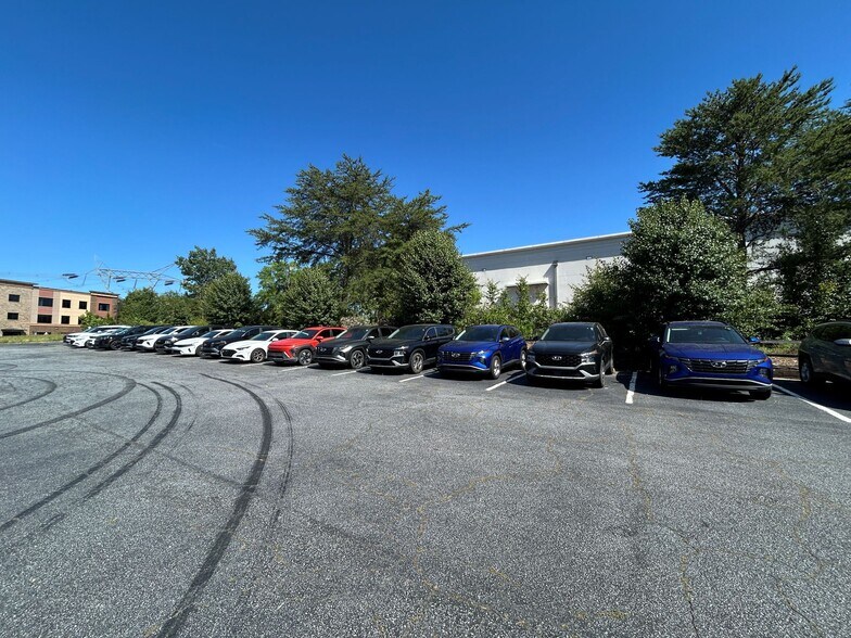 More Photos Of 3370 Venture Pky, Duluth Restaurant For Lease