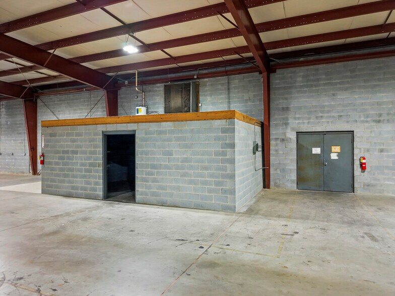 More Photos Of 2595 Viceroy Dr, Winston-Salem Warehouse For Lease