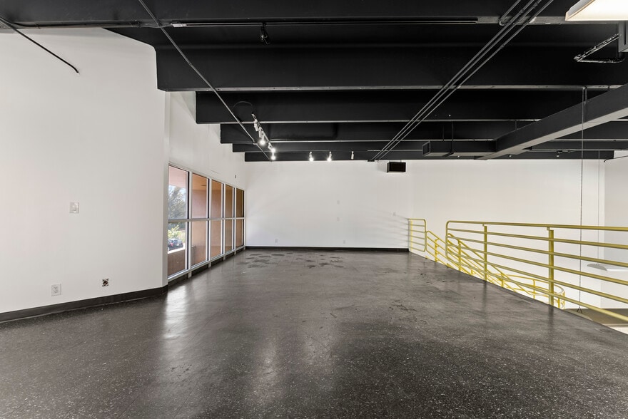 More Photos Of 20165-20199 NE 16th Pl, Miami Flex For Lease