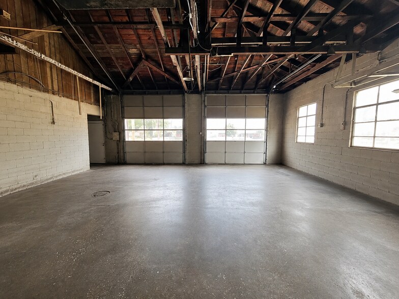 More Photos Of 425 W Market St, Red Bud Flex For Sale