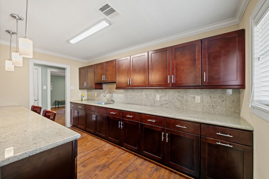 More Photos Of 1707 Bernie Ave, Rosenberg Office For Sale