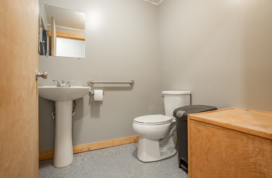 More Photos Of 1903 Mockingbird Rd, Fordland General Retail For Lease