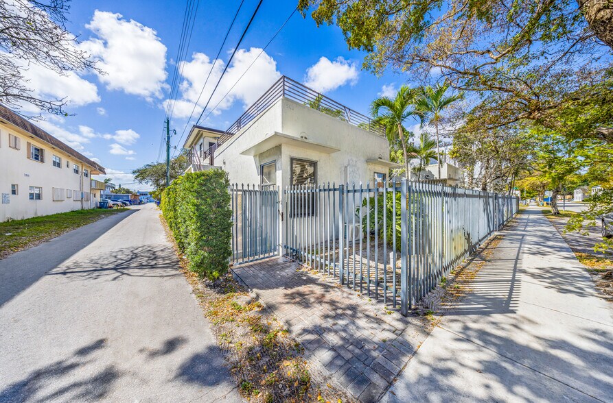 More Photos Of 2000 Monroe St, Hollywood Apartments For Sale