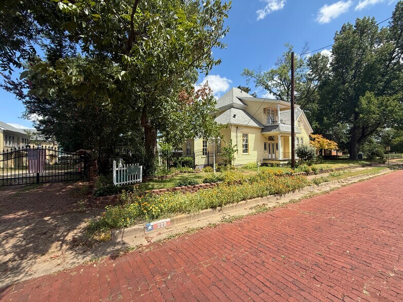 More Photos Of 611 W Woldert St, Tyler Hospitality For Sale