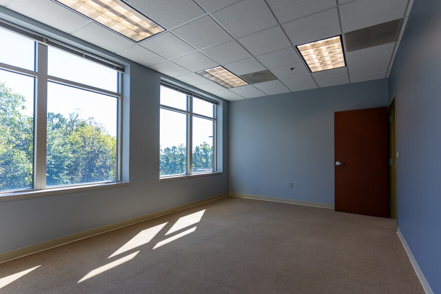 More Photos Of 7001 Heritage Village Plz, Gainesville Office For Lease