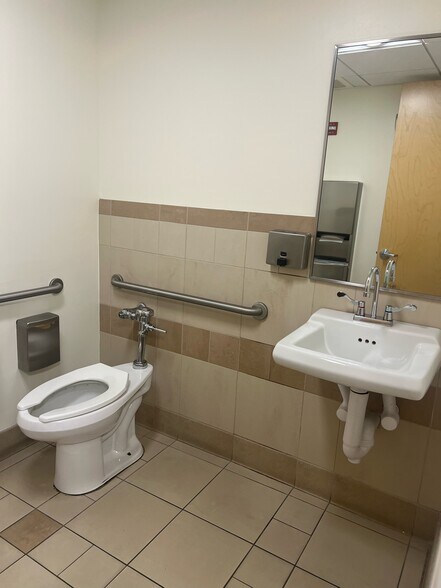 More Photos Of 438 N Frederick Ave, Gaithersburg Medical For Lease